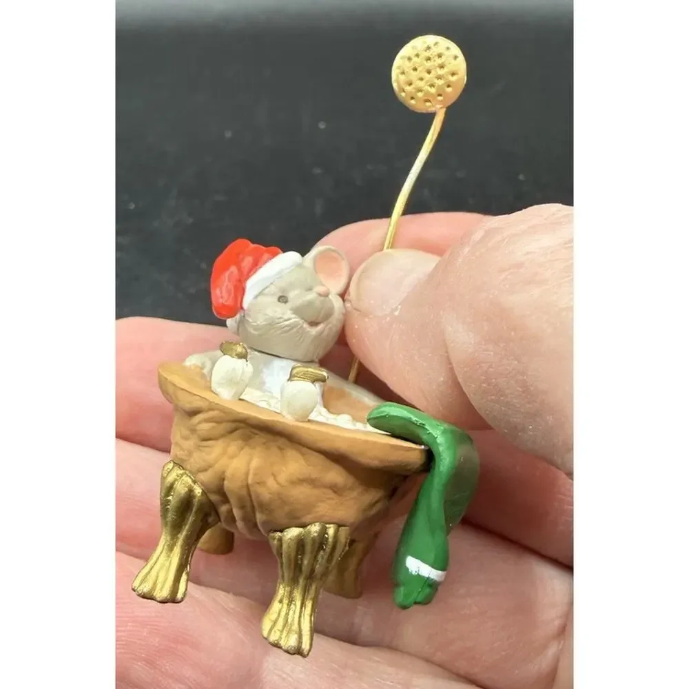1988 Hallmark Ceramic Mouse in Bubble Bath Walnut Shell Squeaky Clean LO14